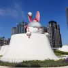 嬌兔三窟。台中免費熱門人氣聖誕景點，巨大版兔兔超可愛，臺中國家歌劇院空中花園耶誕裝置